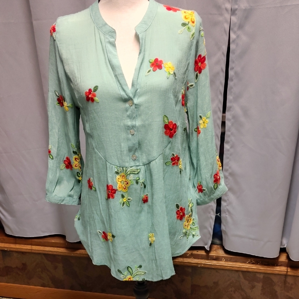 Elegant Floral Embroidered Tunic - Mint Green